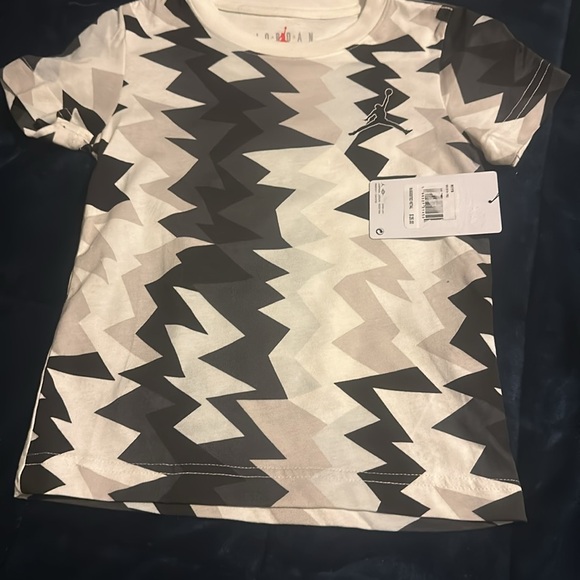 NWT Jordan
Little boys Short Sleeve MJ Flight MVP AOP T-Shirt - Picture 2 of 11